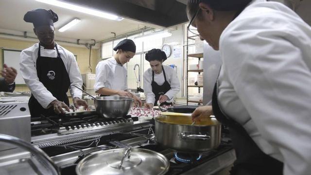 Estudiantes de FP
de la provincia de
Alicante, de prácticas en una cocina. | PILAR CORTÉS