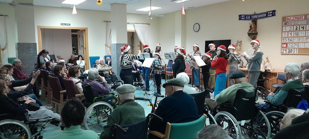 El ensemble de Flautas, durante la actuación en una de las residencias.