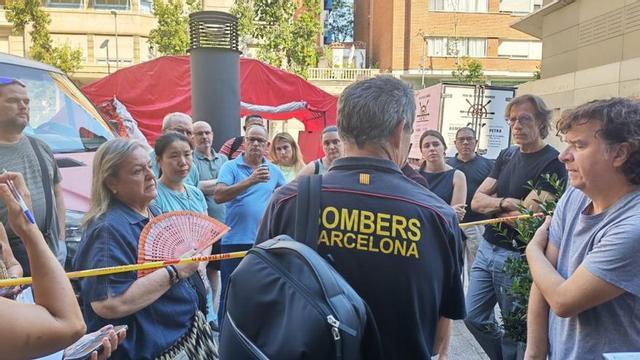 Bombers parlant amb veïns del forat del Putxet, dimecres. | EDU GIL