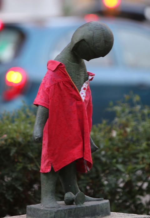 El pasado lunes las esculturas de niños del Jardín de los Monos amanecieron vestidas con modelos infantiles que parecían hechos para ellos