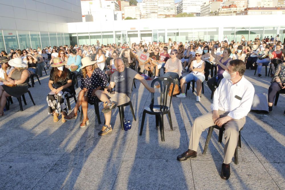 El público asistente al concierto de ayer de Pablo López. // Alba Villar