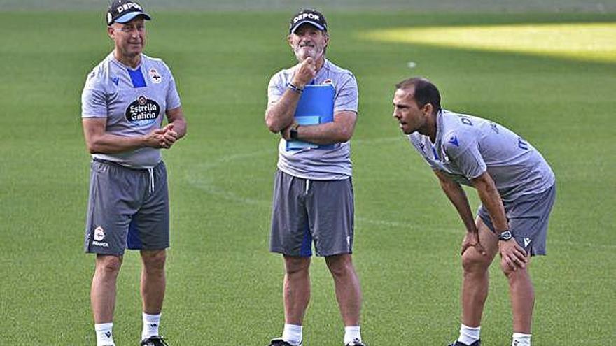 Juan Antonio Anquela, en el centro, con Juanjo Carretero y Alejandro Esteve, ayer en Riazor.