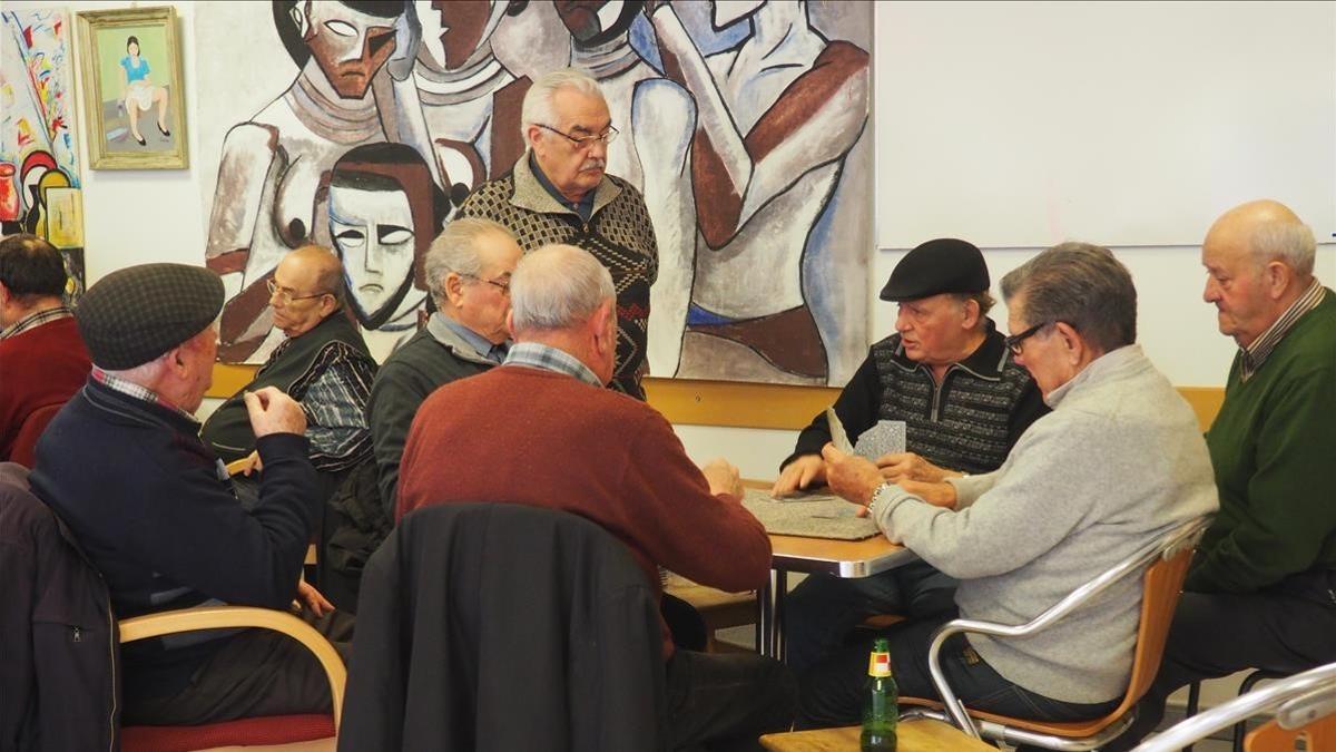 Jubilados juegan a cartas en el bar de Cándido, en la Casa de España, en París.