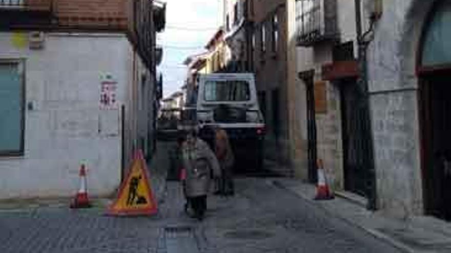 Dos vecinos se desvían por las obras ejecutadas en La Reina.