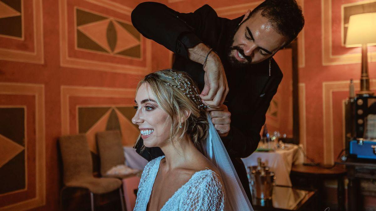 Christian Acedo, realizando un peinado a una novia. 
