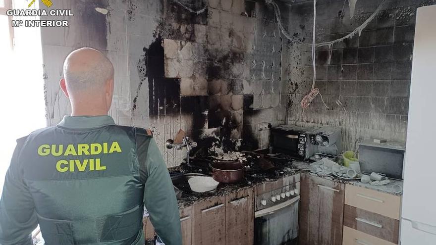Un agente en la cocina donde se produjo el incendio en San Vicente.