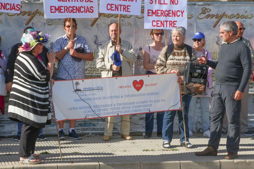 Manifestación en el Centro de Coordinación de Emergencias de Orihuela Costa