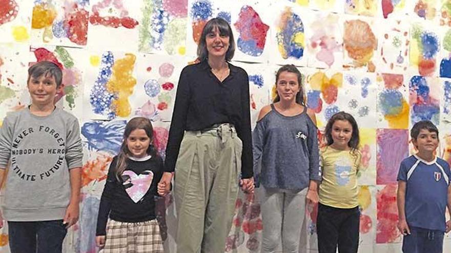 Arantxa Boyero junto con sus pequeños colaboradores en ´Seres Marinos´, en Córcega.