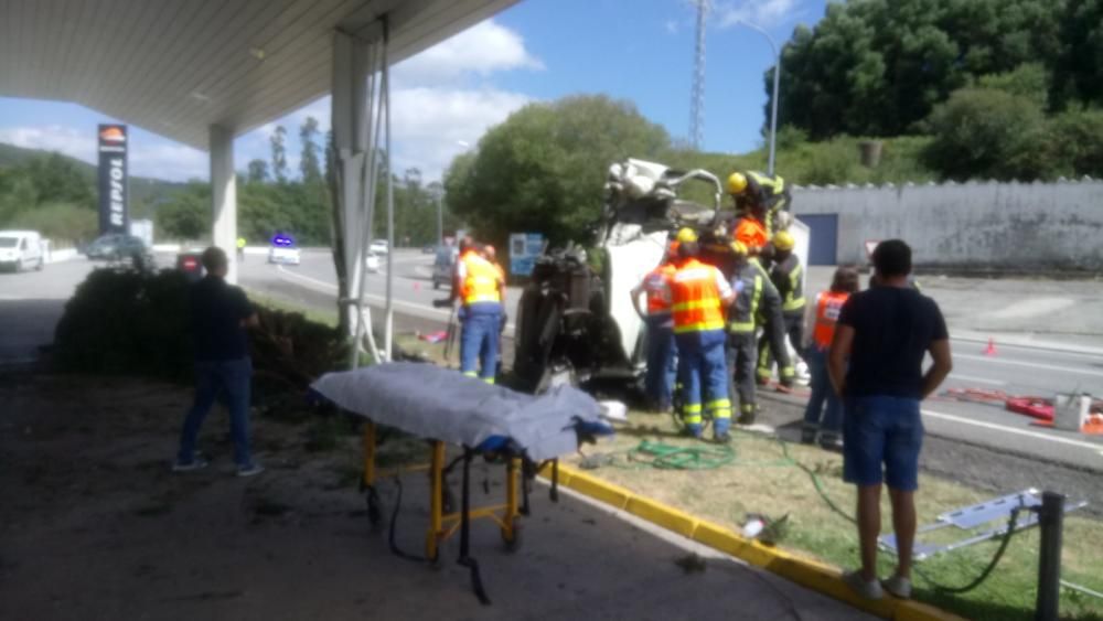 Accidente con vuelco de un camión en Barro