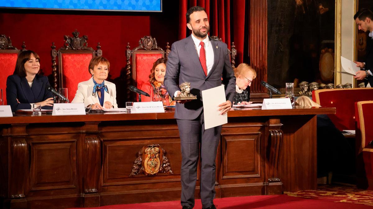 El Alcalde de Sagunt recogiendo el reconocimiento.