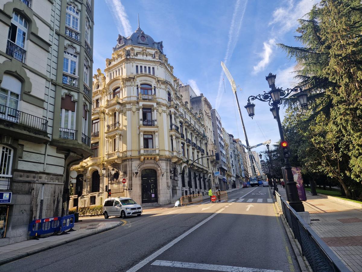 La gran grúa desplegada en Marqués de Santa Cruz.