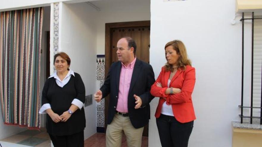 Una beneficiaria, con el alcalde, Manuel Barón, y la edil Dolores Gómez