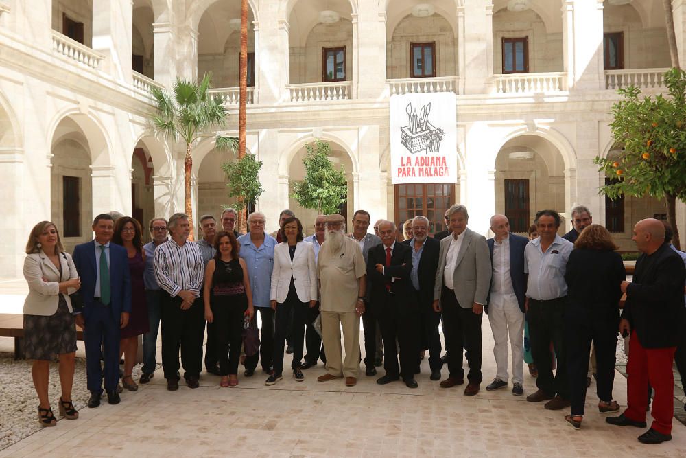 Rosa Aguilar, acompañada por integrantes de la Plataforma de la Aduana y la Asociación de Amigos del Museo de Málaga, ha visitado las instalaciones que, por el momento, siguen sin fecha de apertura co