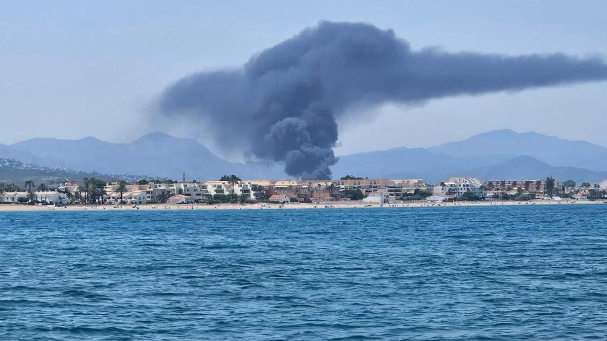 El hongo de humo que ha provocado el incendio del desguace de El Verger observado desde el mar
