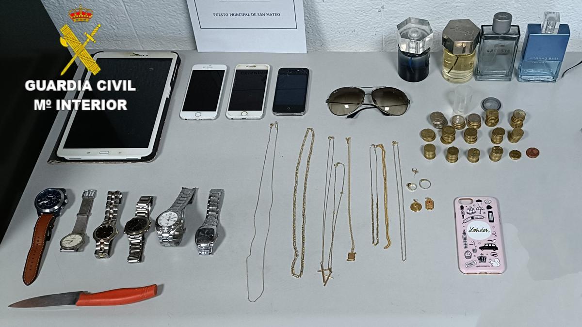 Imagen de los objetos incautados al asaltante en el momento de su detención.