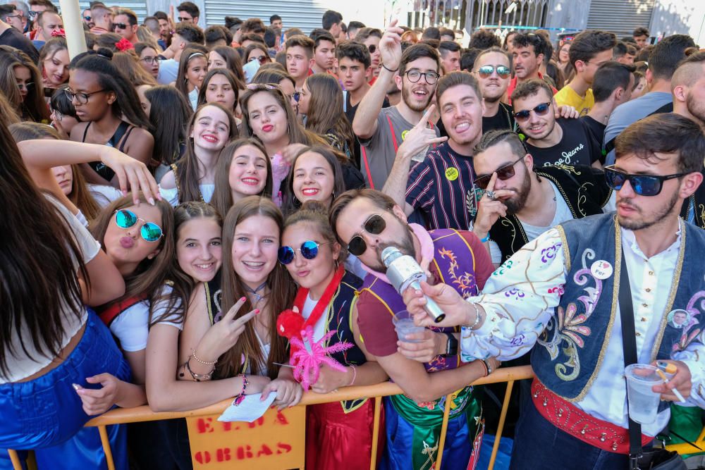 Millones de papelitos sobrevolaron a los miles de eldenses que se apiñaron cerca del castillo de Embajadas para escuchar y cantar el pasodoble Idella, que marca el comienzo de las fiestas