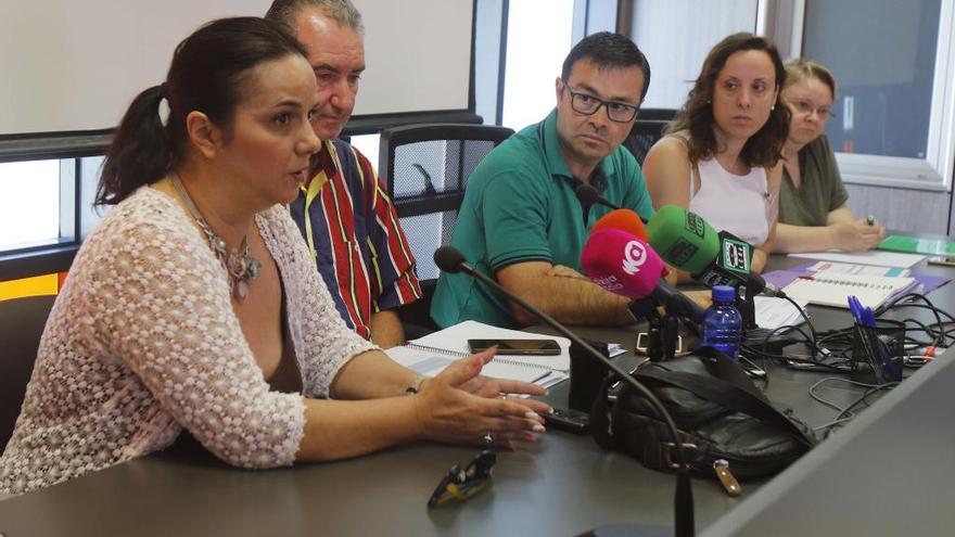 Momento de la reunión de ayer, con los representantes sindicales del personal del Hospital de la Ribera.