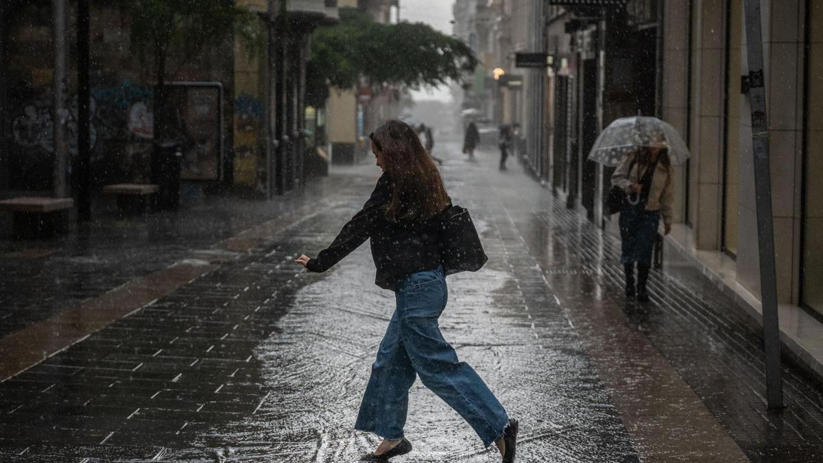 La borrasca Therese deja fuertes lluvias en Santa Cruz de Tenerife