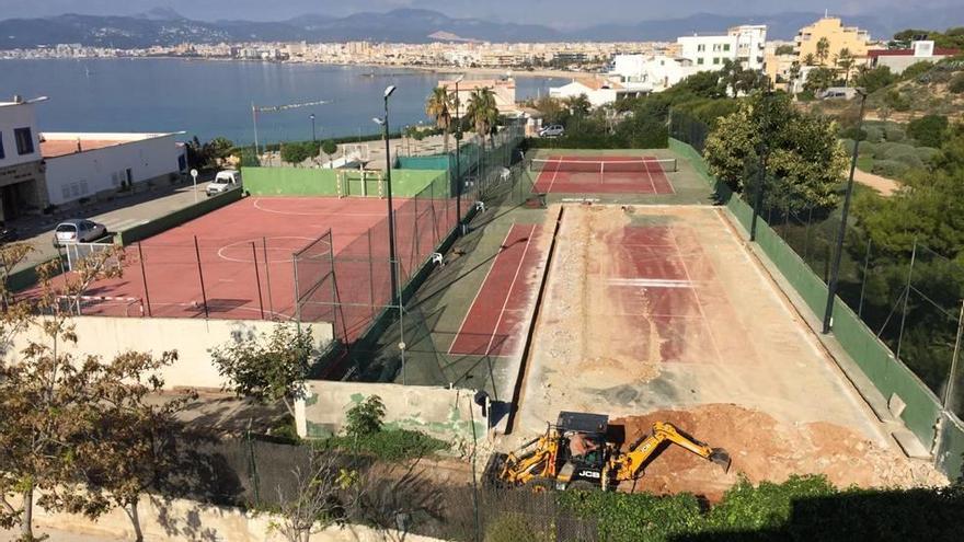 Obras de reconversión de una pista de tenis del club militar en dos pistas de pádel.