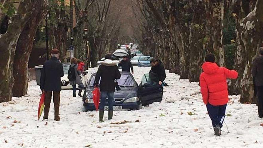 Una espectacular granizada deja a Málaga cubierta de un manto blanco