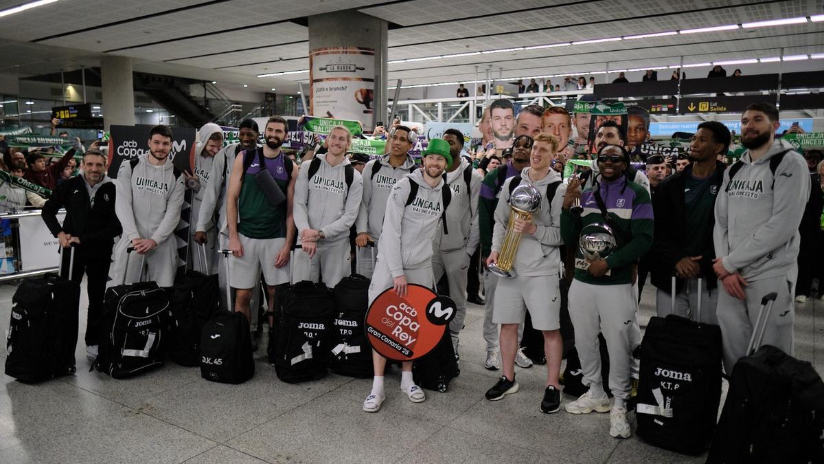 Los jugadores del Unicaja, al llegar al aeropuerto desde Gran Canaria