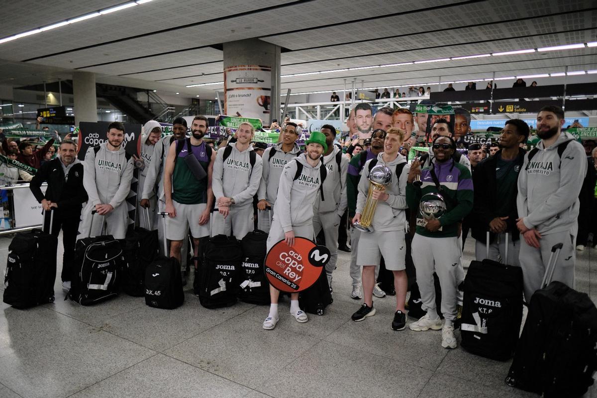 La afición recibió con honores al Unicaja tras ser tricampeón de Copa.