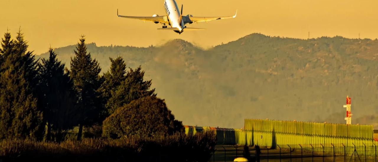 Un avión de Ryanair despegando desde el aeropuerto de Vigo. // Carlos González