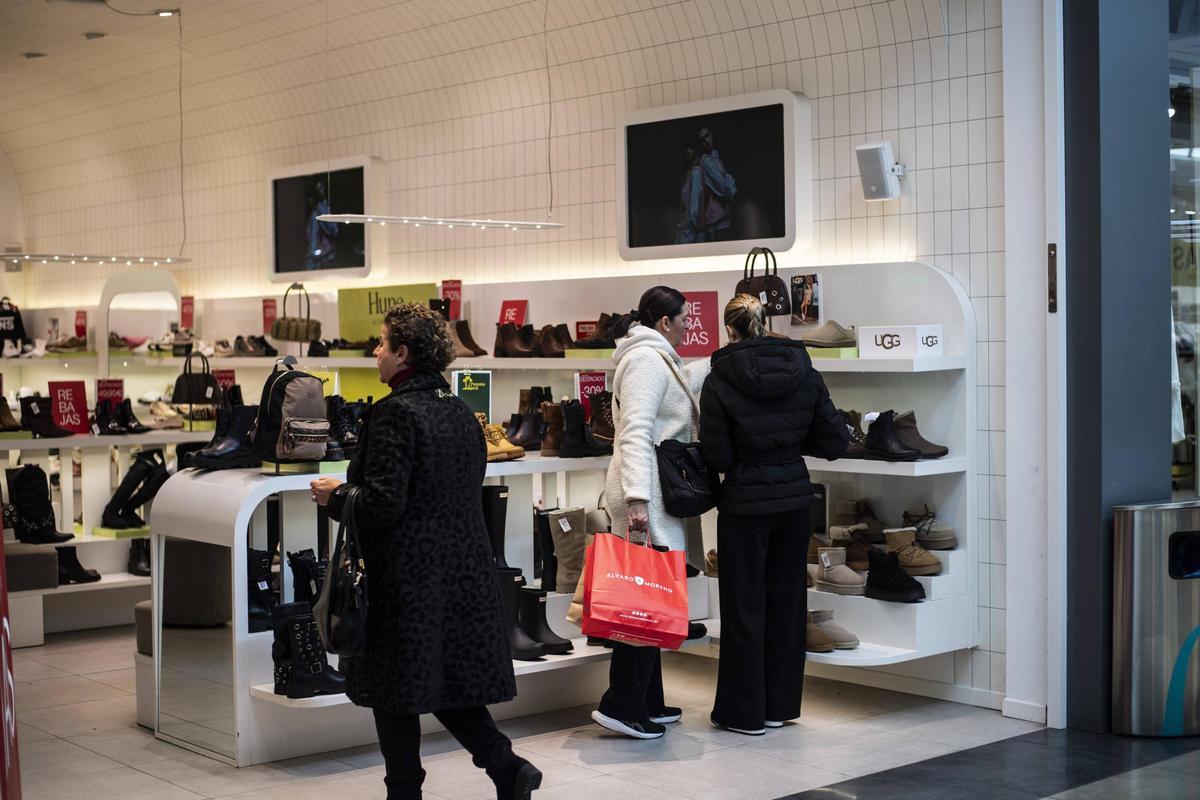 Compradores recorren las tiendas del centro comercial Ruta de la Plata durante las rebajas de este domingo.