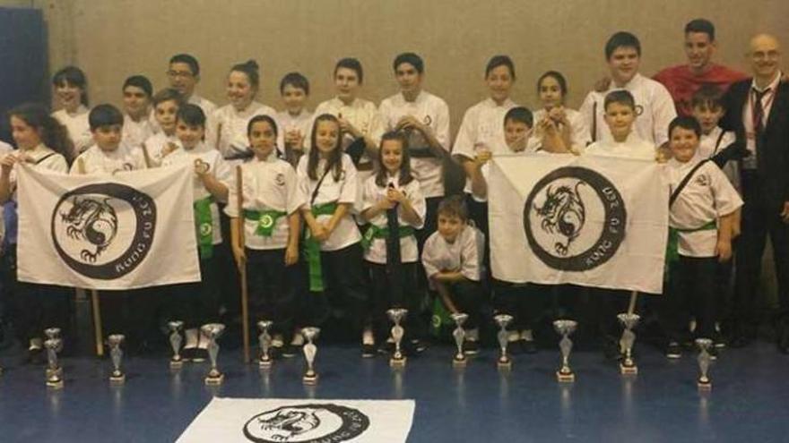 Integrantes de la Asociación Deportiva Kung Fu Zen que participaron en el Gallego escolar de Barbadás.