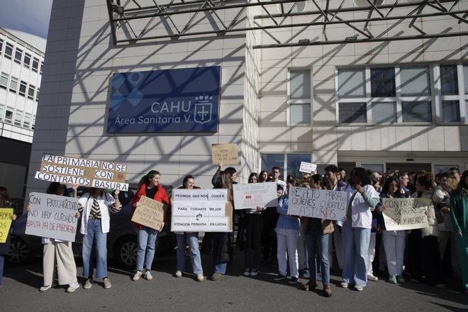 Enfermeras eventuales protestan en el hospital gijonés de Cabueñes por sus contratos "precarios" y recogen 400 firmas (en imágenes)