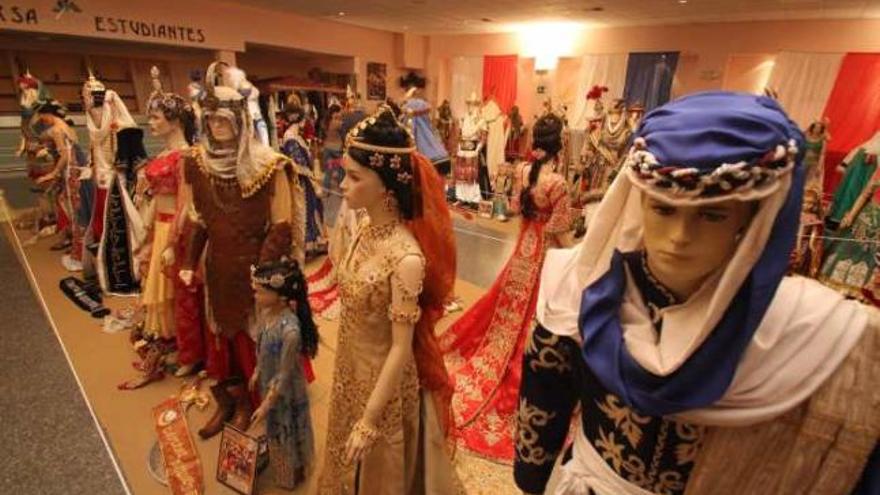 La sede de la comparsa de Estudiantes acoge la muestra de los trajes de los Beduinos.