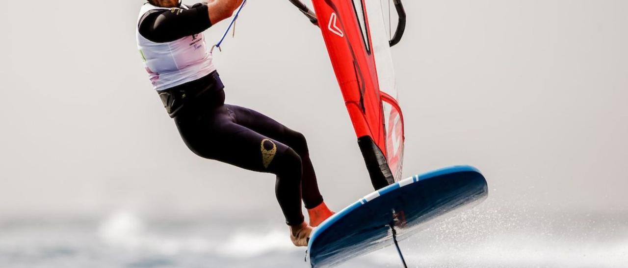 El francés Nicolas Goyard, nuevo líder de la categoría masculina, ayer en aguas de Playa Blanca, en Lanzarote.