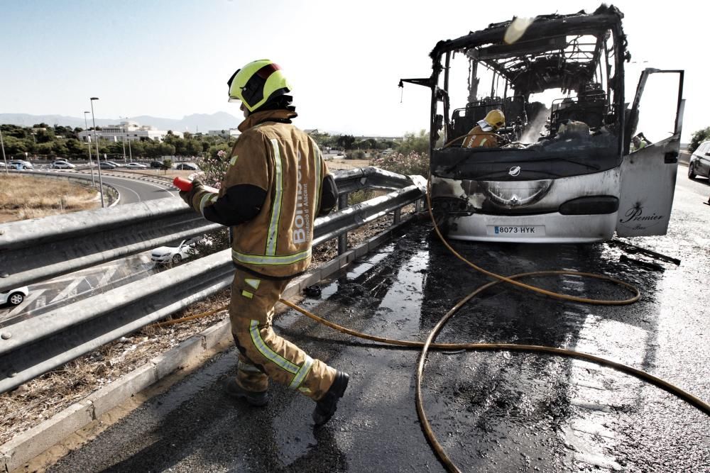 Un autobús queda calcinado en la autovía A7