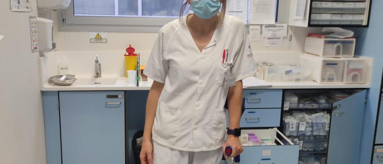 La auxiliar de enfermería, con su muleta, en una sala del hospital mierense.