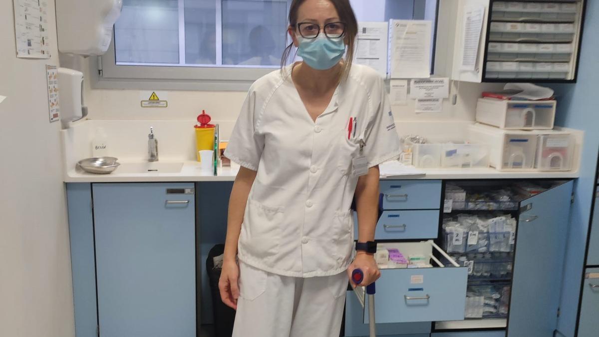 La auxiliar de enfermería, con su muleta, en una sala del hospital mierense.