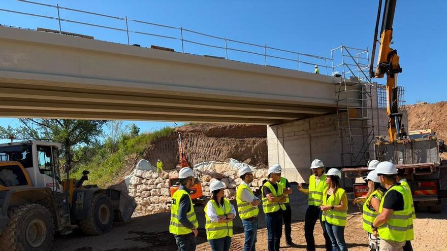 La reconstrucción del pontón de San Antonio de Requena sobre el río Magro finalizará en julio