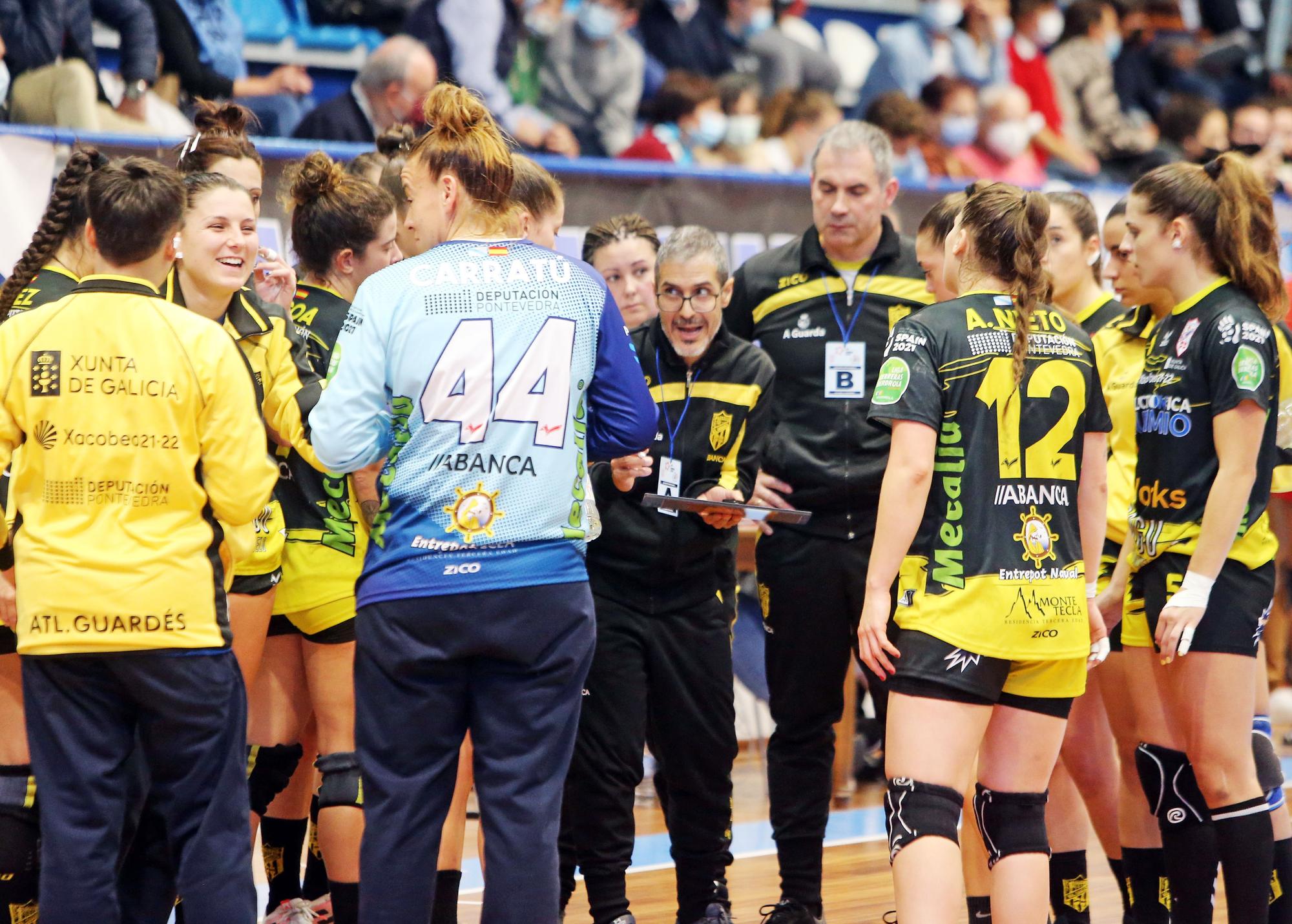 Prades se dirige a sus jugadoras durante un tiempo muerto.