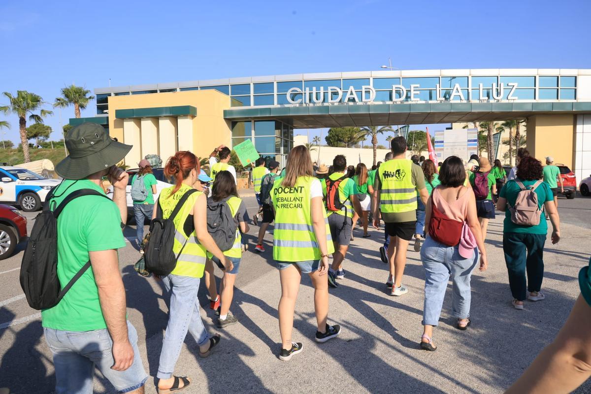 Profesores llevan su protesta a Ciudad de la Luz durante la visita de Pérez Llorca