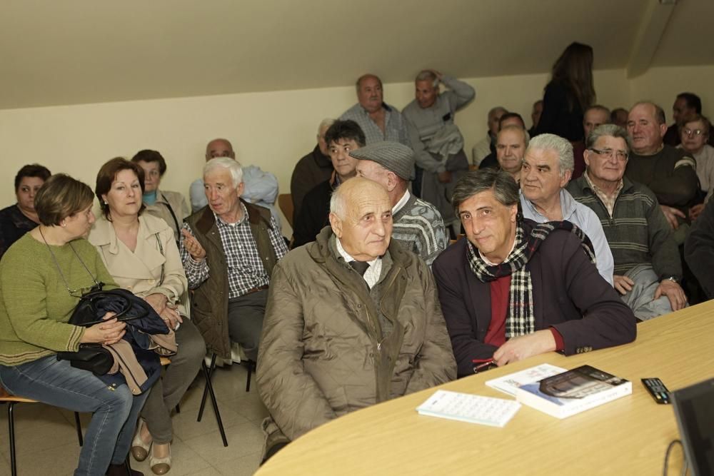 Técnico de la consejería habla de la polilla con los vecinos de Monteana