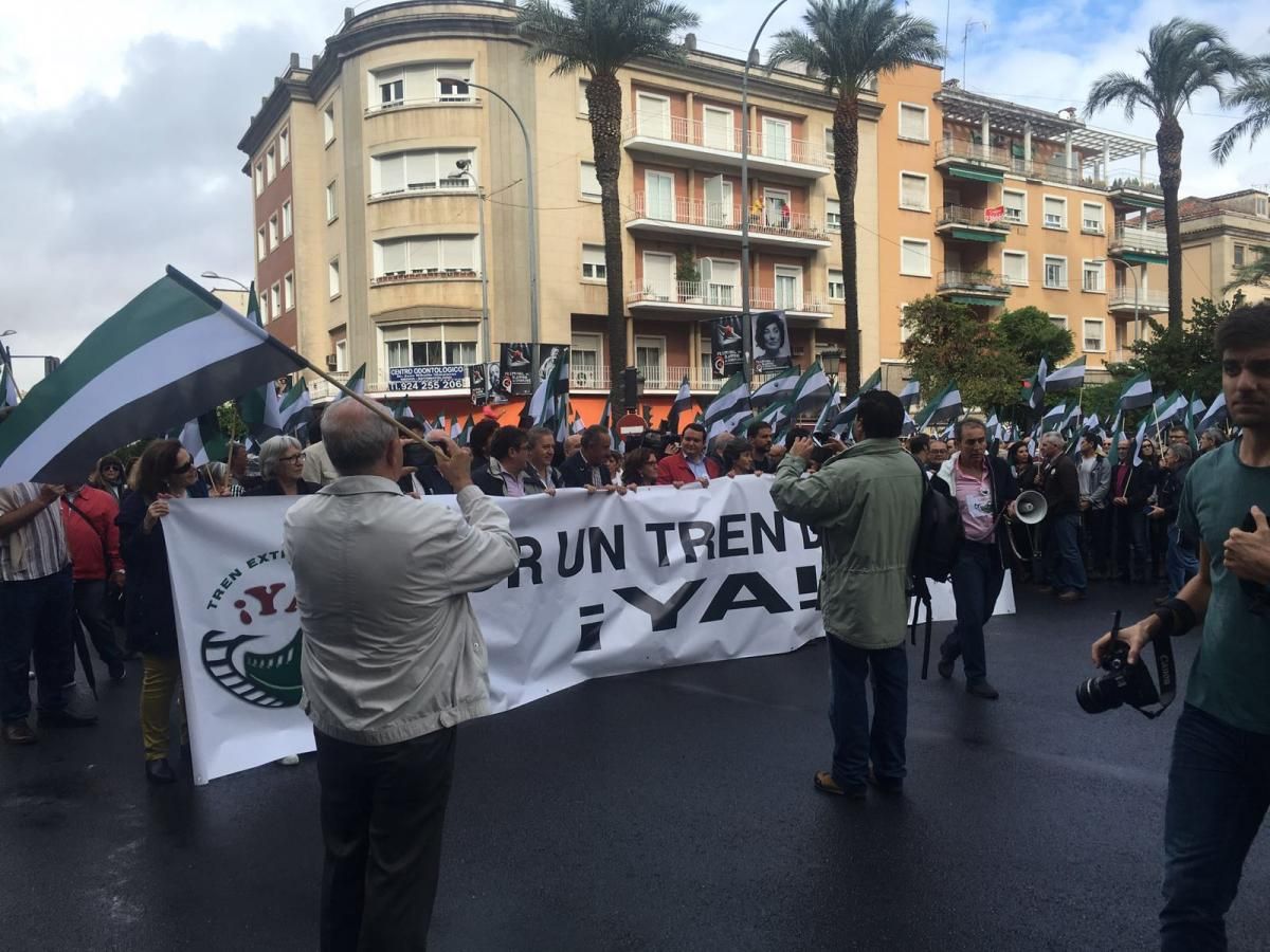 La manifestación por un ferrocarril digno para Extremadura en imágenes