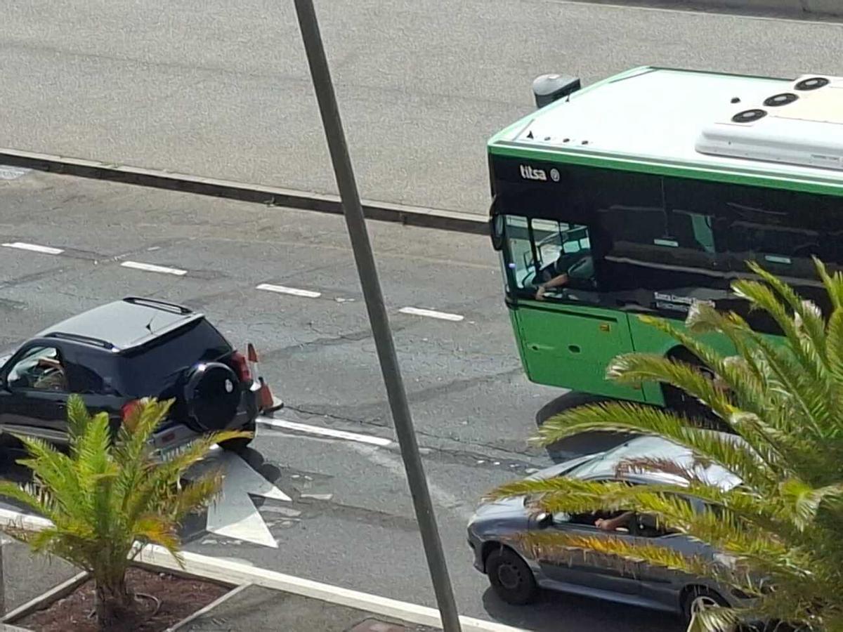 Colas por el carril bus en la playa de Las Teresitas