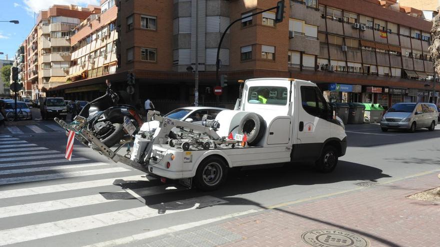 Grúa municipal retirando una moto en Murcia