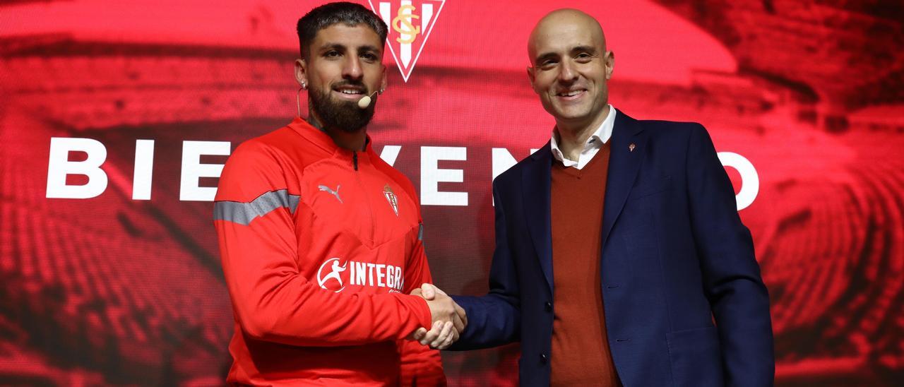 Jeraldino y David Guerra durante la presentación del nuevo jugador del Sporting