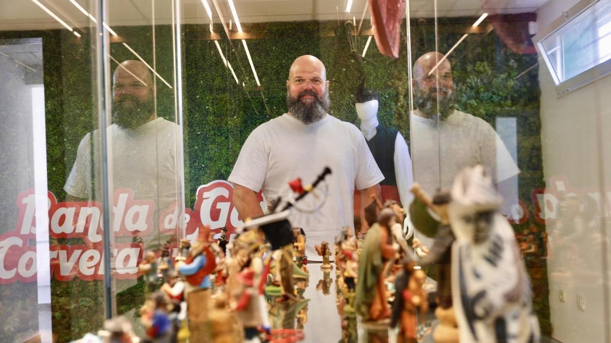 Bras Rodrigo Álvarez Prieto, delantre d'una colección de gaiteros en miniatura, nel Muséu de los países celtes de la parroquia de Villa.