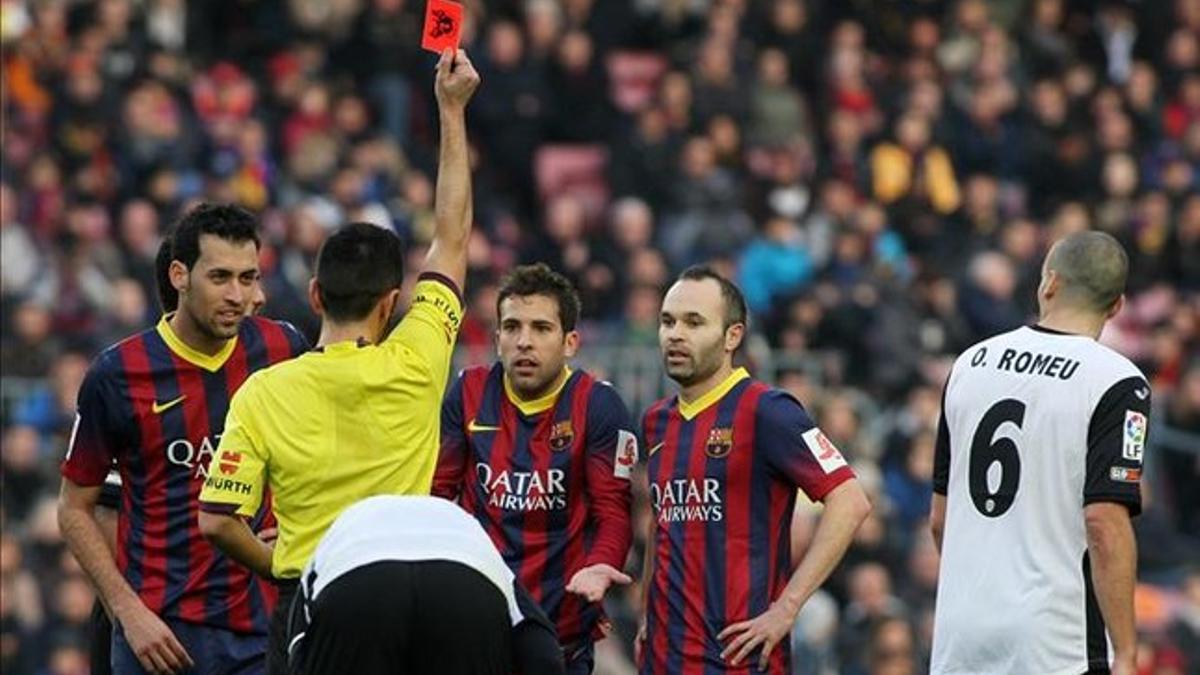 Alba ve una roja ante el Valencia