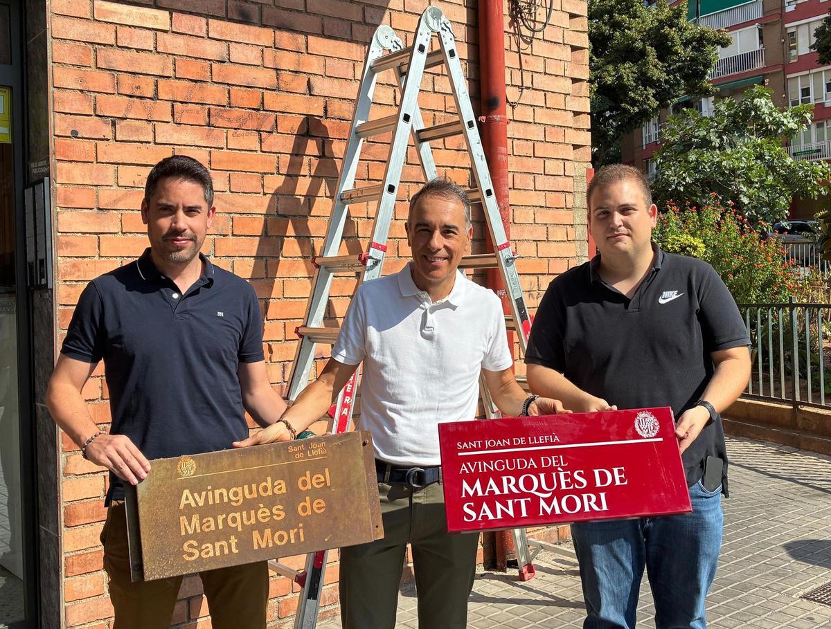 El segundo teniente de Alcaldía del Ayuntamiento de Badalona, Daniel Gracia, sostiene una de las nuevas placas junto a los concejales Mejía y Cruz