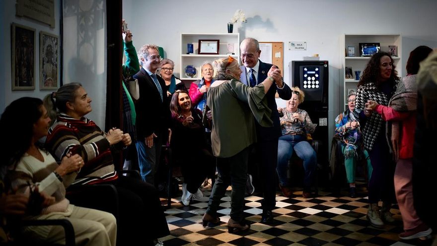 El alcalde de Málaga se marca un baile por los vecinos del centro: &quot;Qué energía tiene&quot;