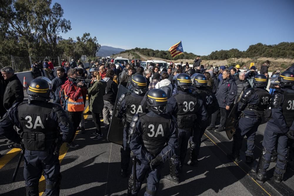 Una acció del Tsunami Democràtic talla l'AP-7 a la Jonquera