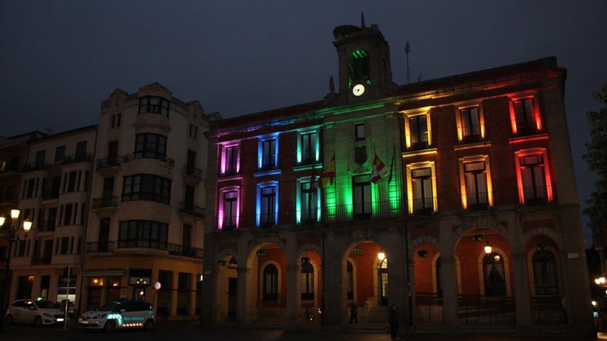 El Ayuntamiento de Zamora iluminado con la bandera arcoíris.