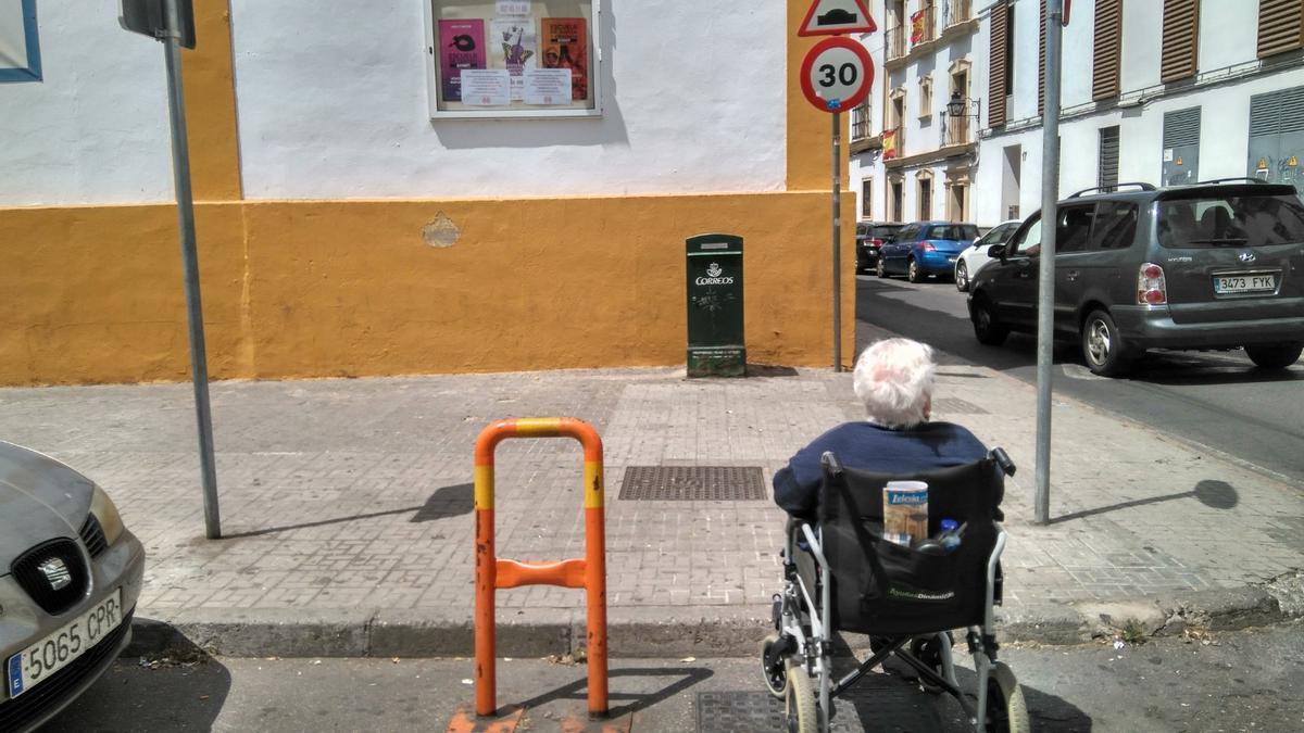 Una calle de Córdoba con barreras arquitectónicas.